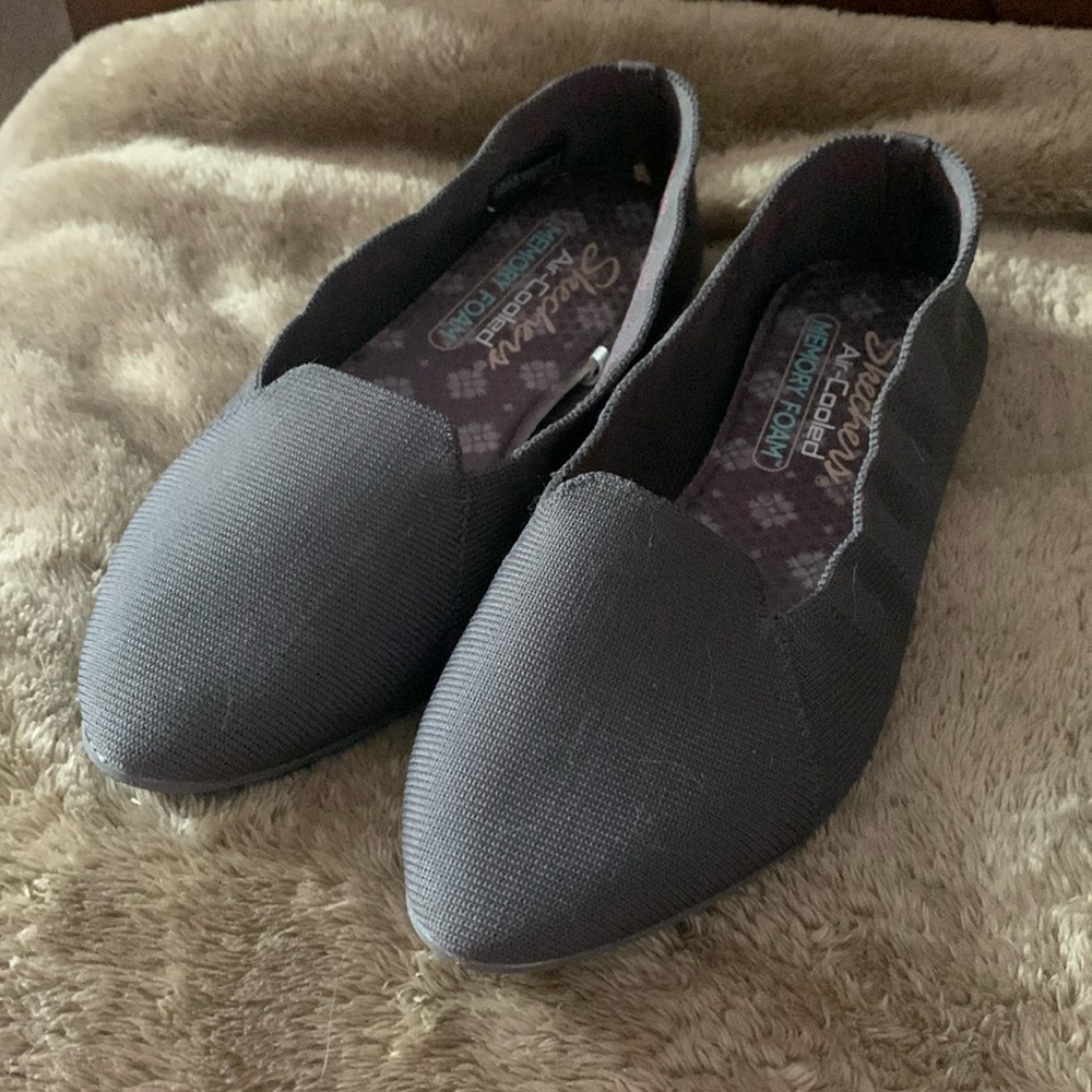 Worn once Sketchers gray scalloped flats